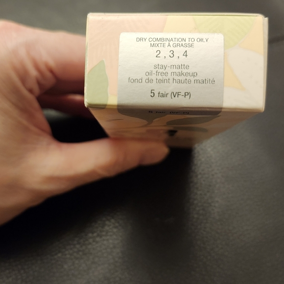 Clinique Stay-Matte Oil-Free Makeup Foundation In 05 Fair - Picture 4 of 8